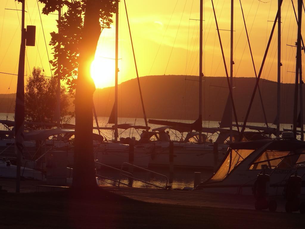 Bl Bavaria Yachtclub & Apartments 발라톤엘 외부 사진